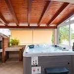 With 3 And Jacuzzi Cibaca