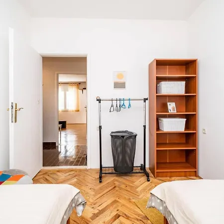 With 3 And Jacuzzi Apartment