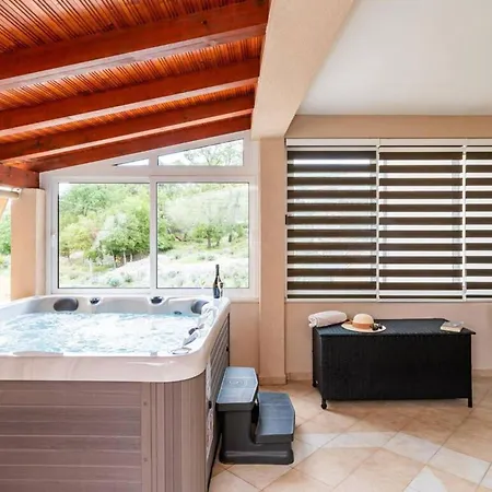 Апартаменты With 3 And Jacuzzi *
