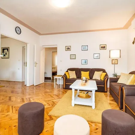 With 3 And Jacuzzi Apartment *