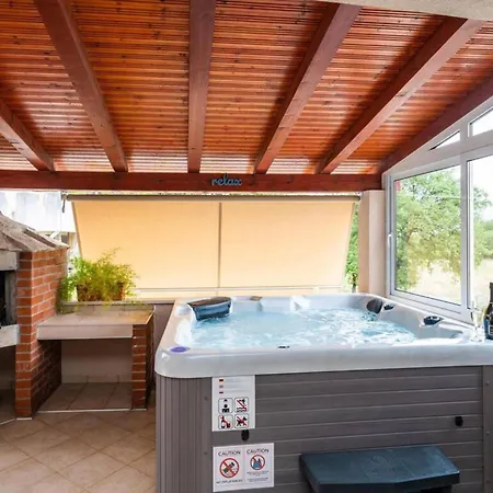 With 3 And Jacuzzi Cibaca