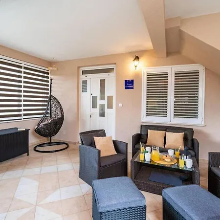 With 3 And Jacuzzi Apartment